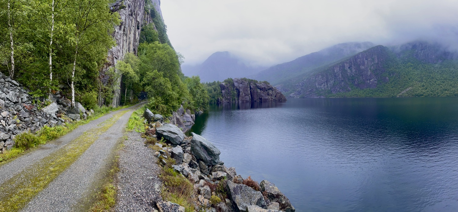Vandretur langs Risevatnet i Svelgen