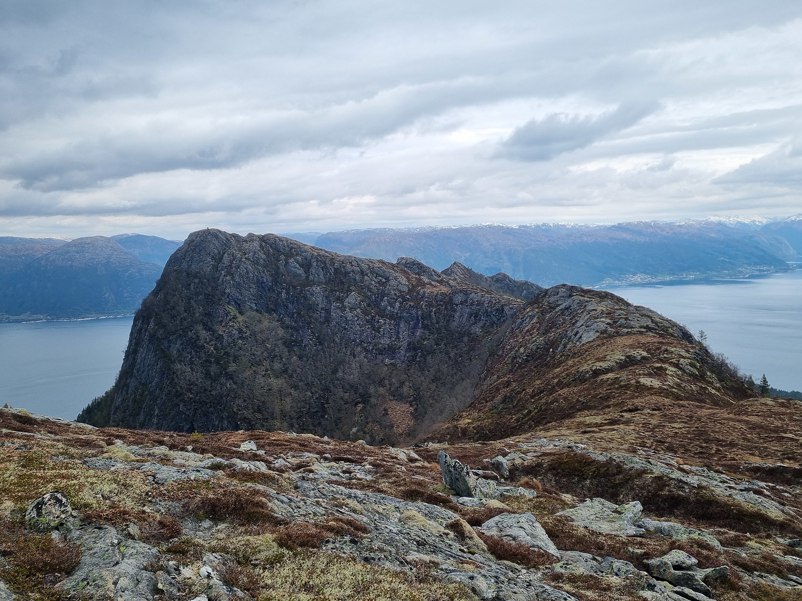 Fjelltur til Åkrenipa (669moh) i Bjordal - Opplev fantastisk fjordutsikt!