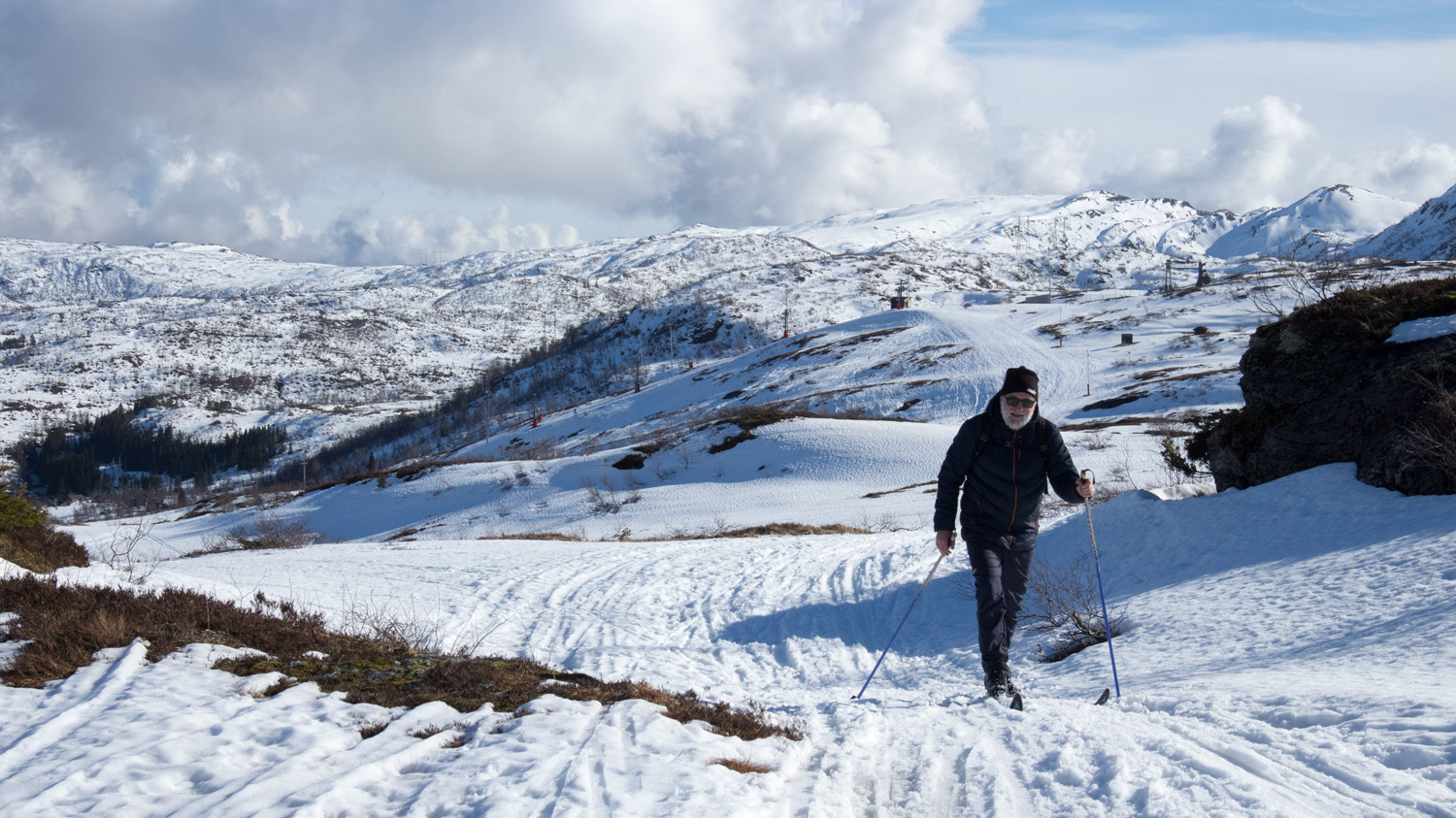 Skitur på Kvamskogen Panorama med utsikt over skog og fjell