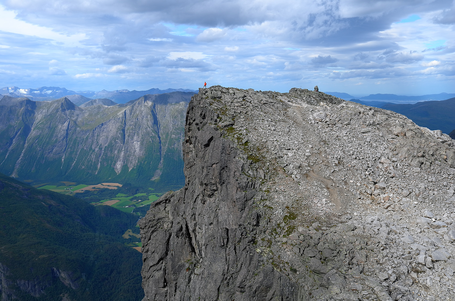 Luftig fjelltur over Romsdalseggen