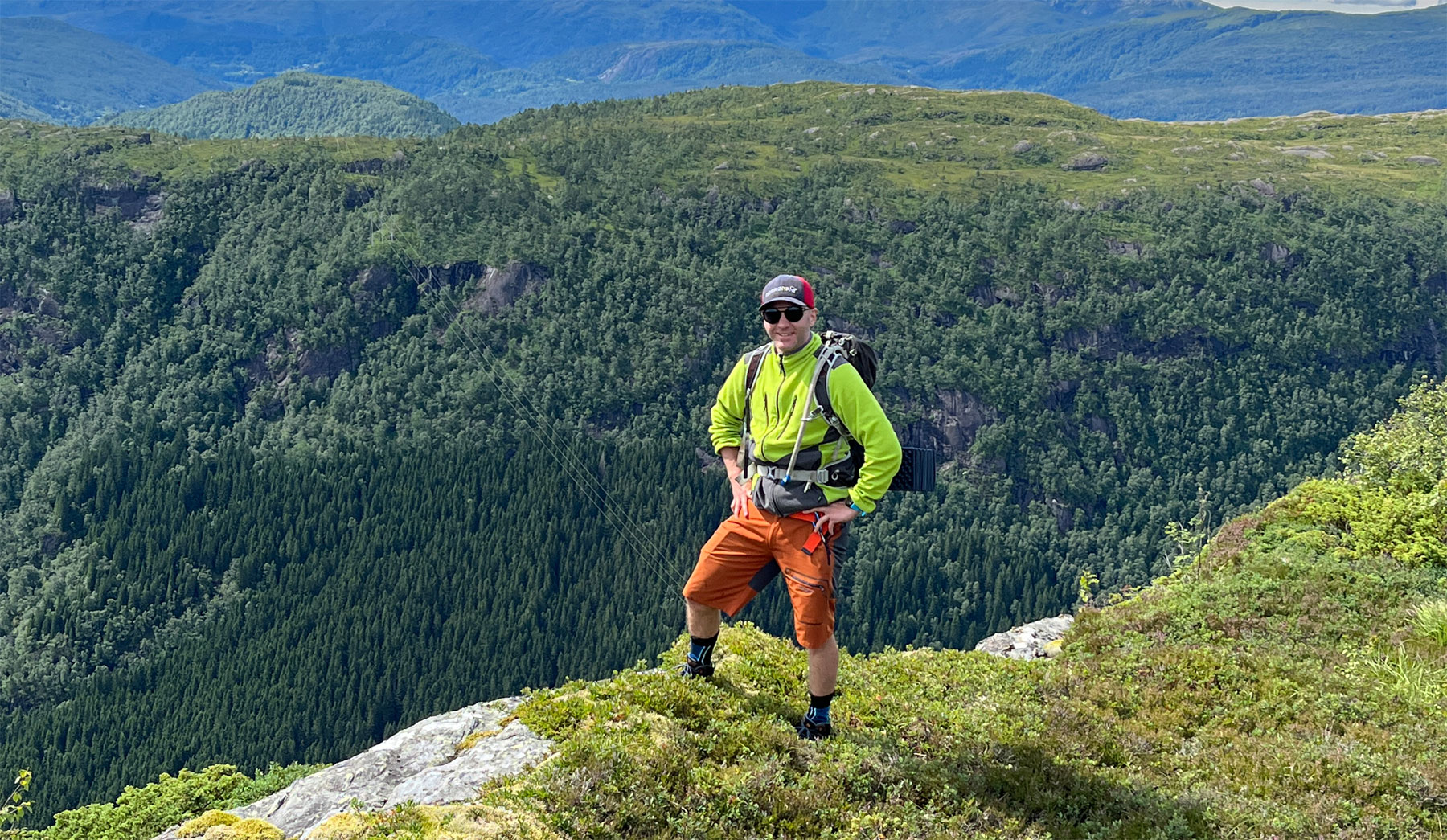 Til kanten av stupet på Kinna (633 moh) fra Eikedalen
