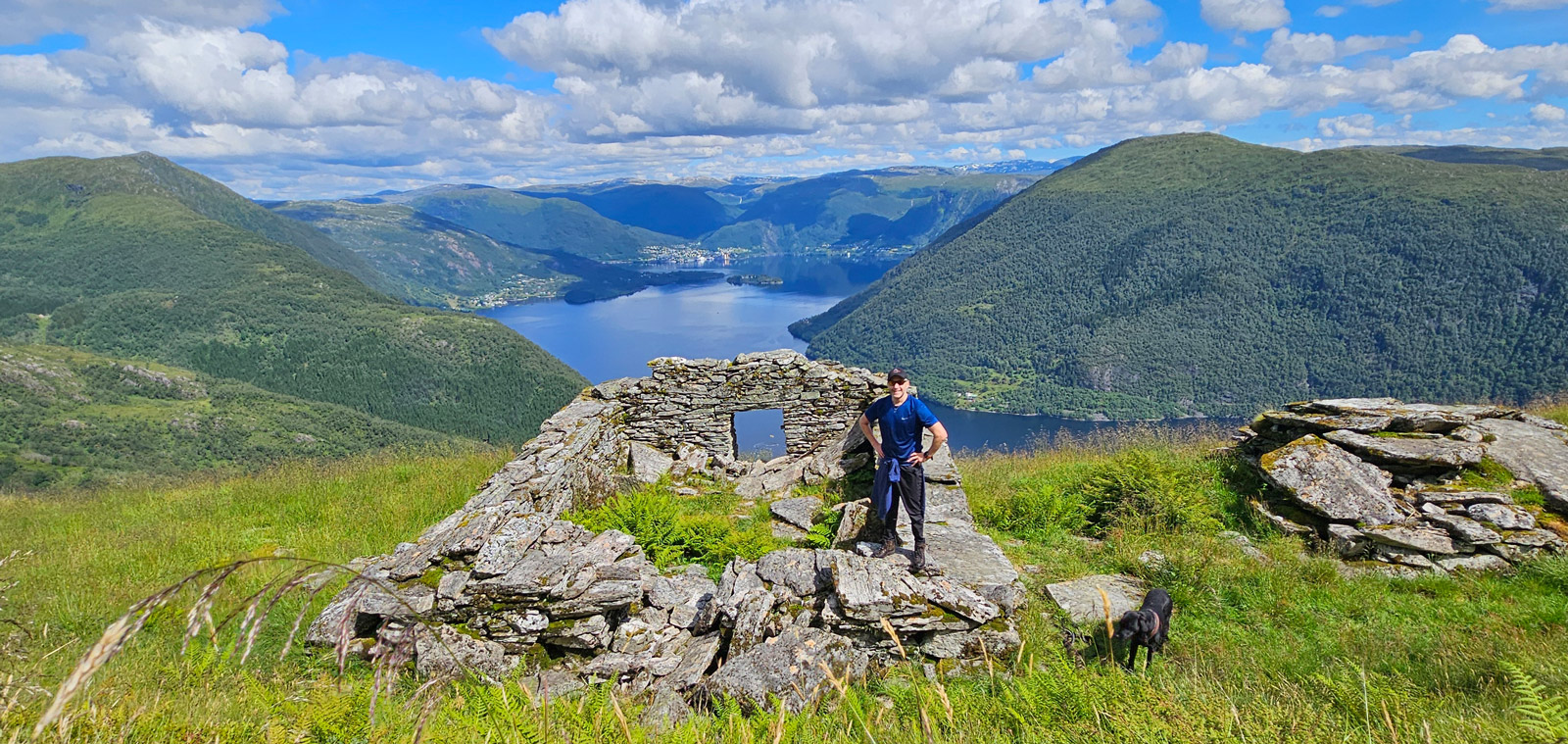 På gjengrodde stier til Rivenesflorane (553moh) på Osterøy